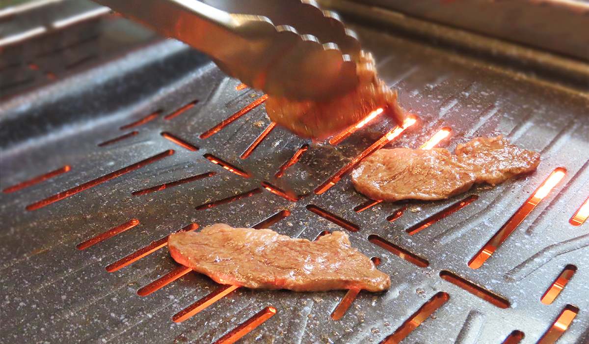 Hemingway江ノ島HAYAで肉を焼く様子