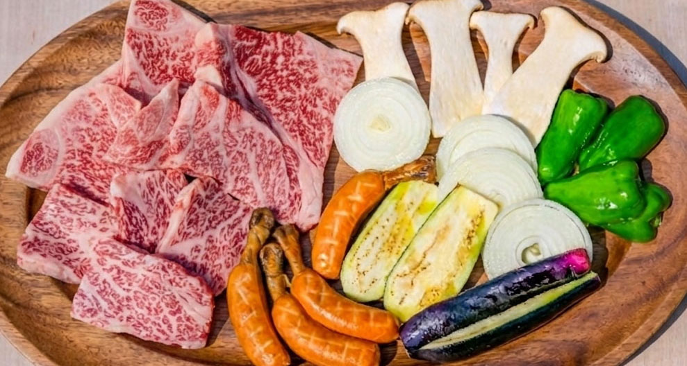 お皿に盛り付けられたHemingway江ノ島本店BBQ