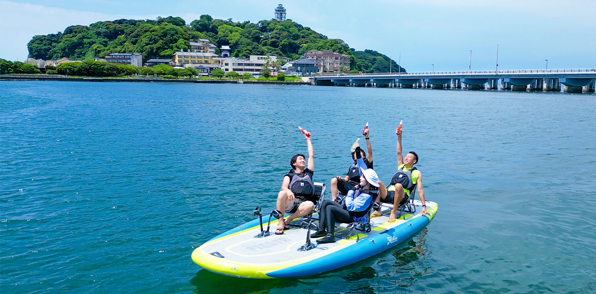 湘南・江ノ島の海のSUP体験！海上で乾杯しているイメージ