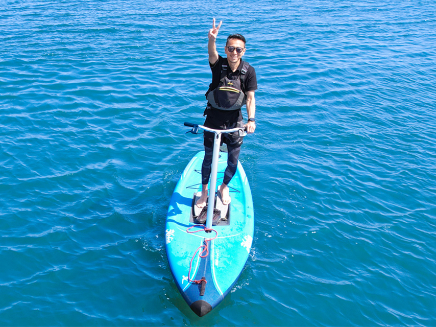 一人乗りSUPデュラに乗る様子